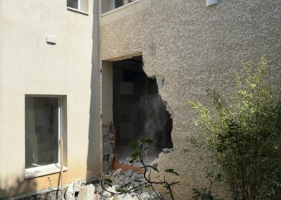 Mur démoli pour l'installation d'une baie vitrée, préparation du chantier pour la nouvelle ouverture.