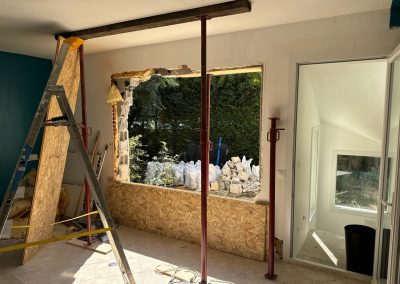 Démolition d'un mûr pour intégrer une baie vitrée.
