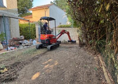 Aménagement extérieur jardin Marseille 12e – Nivellement du terrain à la mini-pelle