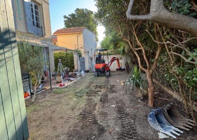 Aménagement extérieur jardin Marseille 12e – Nivellement du terrain à la mini-pelle