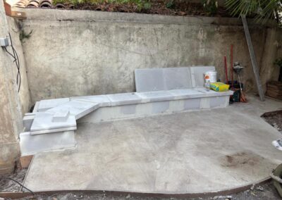 Aménagement extérieur jardin Marseille 12e – construction banc en syporex.