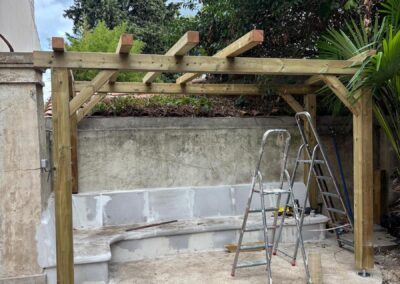 Aménagement extérieur jardin Marseille 12e – construction pergolas en bois.