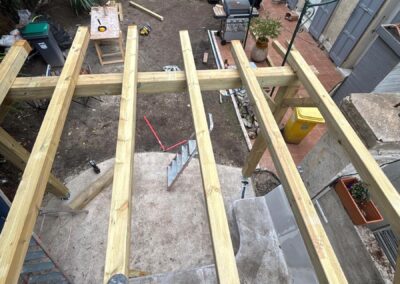 Aménagement extérieur jardin Marseille 12e – construction pergolas en bois.