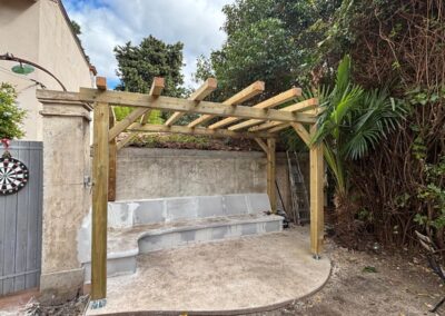 Aménagement extérieur jardin Marseille 12e – construction pergolas en bois.