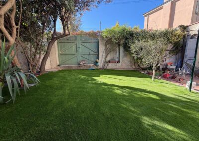 Aménagement extérieur jardin Marseille 12e – gazon synthétique et massifs