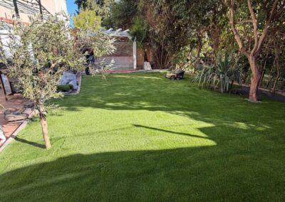 Aménagement extérieur jardin Marseille 12e – gazon synthétique et massifs