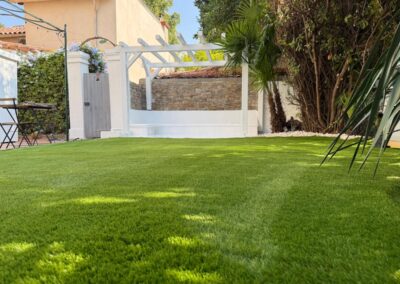 Aménagement extérieur jardin Marseille 12e – pergola bois, terrasse et pelouse synthétique.