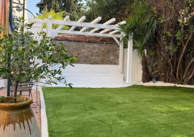 Aménagement extérieur jardin Marseille 12e – pergola bois, terrasse et pelouse synthétique.