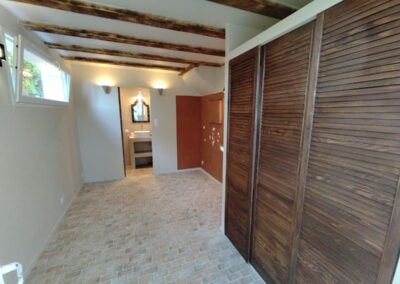 Rénovation dépendance Marseille – chambre avec poutres apparentes