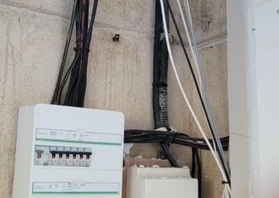 Rénovation intérieure maison Marseille 12e – Reprise complète de l’électricité de la pièce