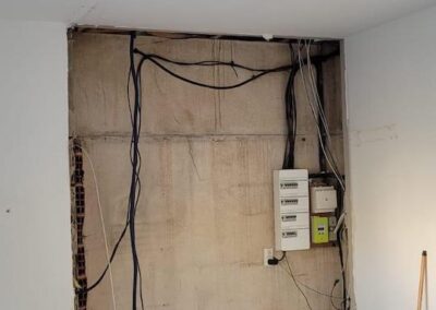 Rénovation intérieure maison Marseille 12e – Reprise complète de l’électricité de la pièce