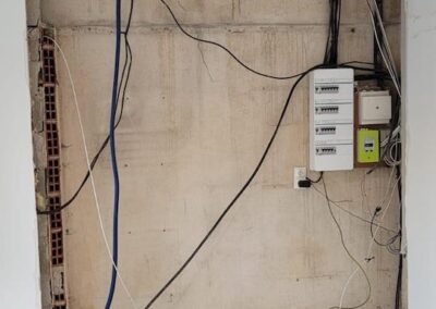 Rénovation intérieure maison Marseille 12e – Reprise complète de l’électricité de la pièce