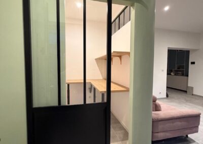 Rénovation intérieure Marseille 12e – porte coulissante industrielle